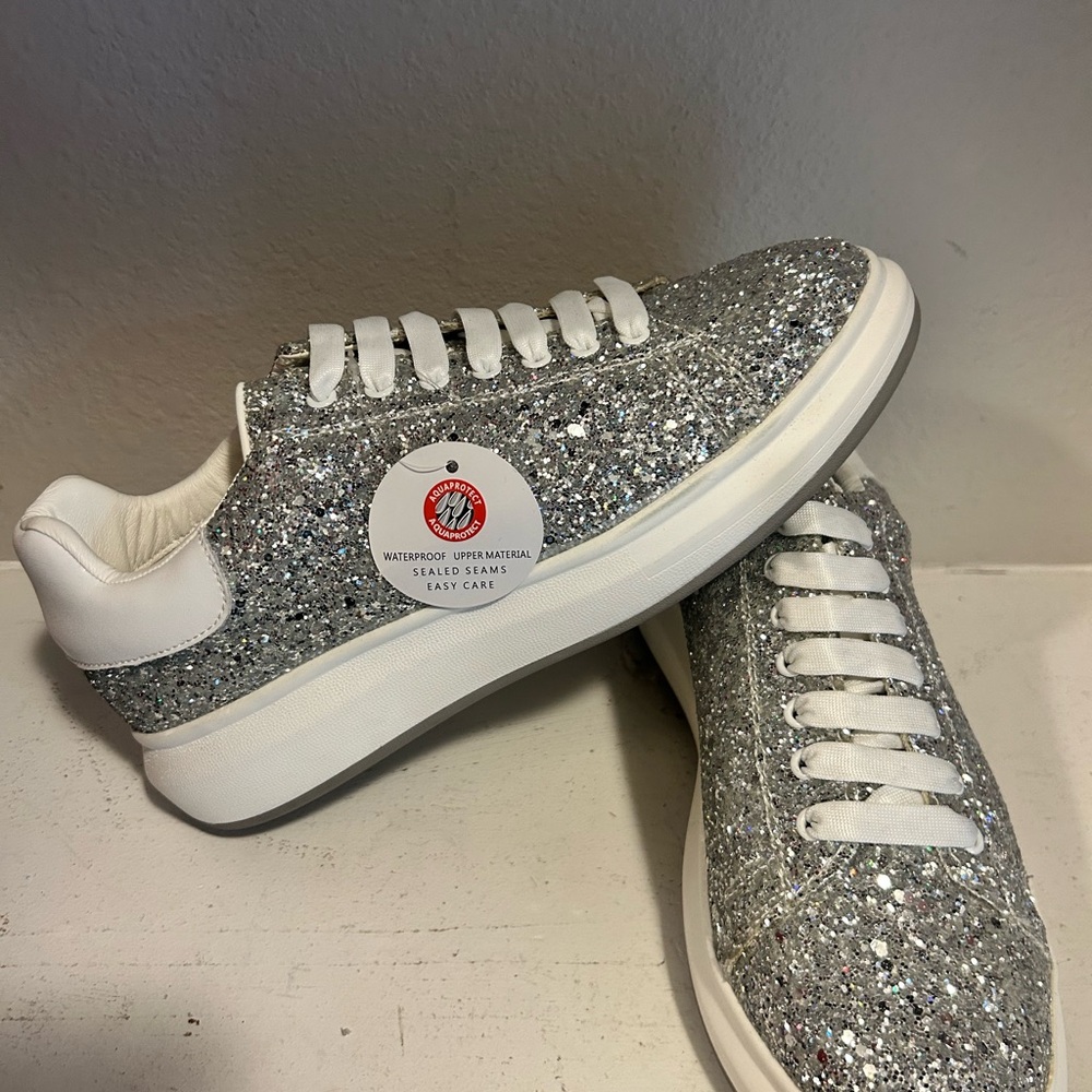 NEW Blondo Silver Glitter Waterproof Sneakers – Women’s Size 11